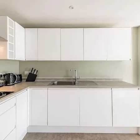 10 Bedroom 8 Bathroom House Sleeps 15 Bristol