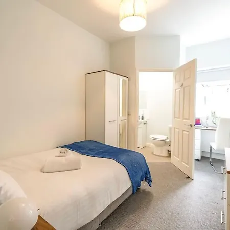 10 Bedroom 8 Bathroom House Sleeps 15 度假居 *