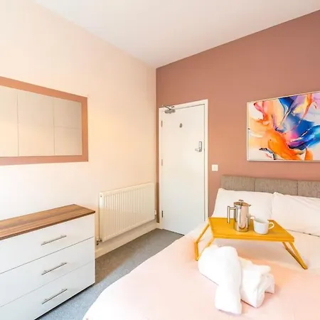 10 Bedroom 8 Bathroom House Sleeps 15 Сasa de vacaciones Bristol