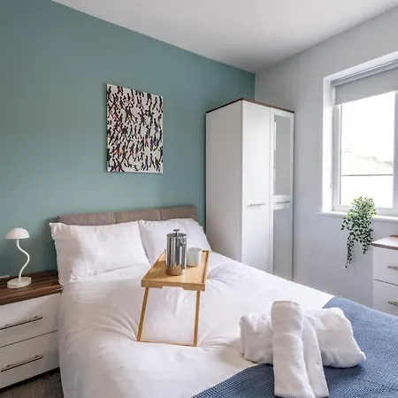 10 Bedroom 8 Bathroom House Sleeps 15 *