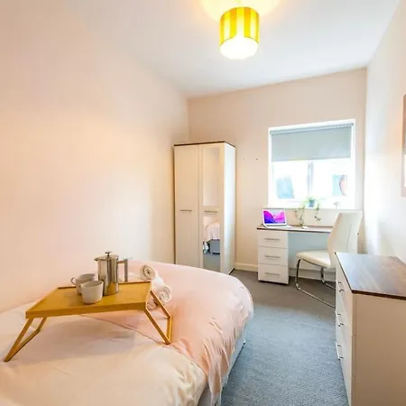 10 Bedroom 8 Bathroom House Sleeps 15 布里斯托