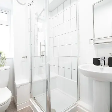 10 Bedroom 8 Bathroom House Sleeps 15 * 布里斯托