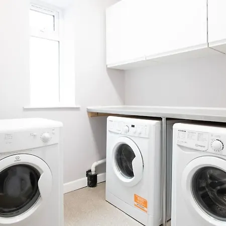 10 Bedroom 8 Bathroom House Sleeps 15 Сasa de vacaciones