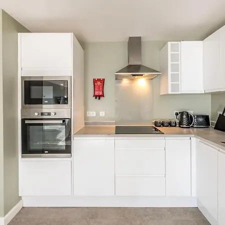 10 Bedroom 8 Bathroom House Sleeps 15 *