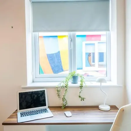 10 Bedroom 8 Bathroom House Sleeps 15 *