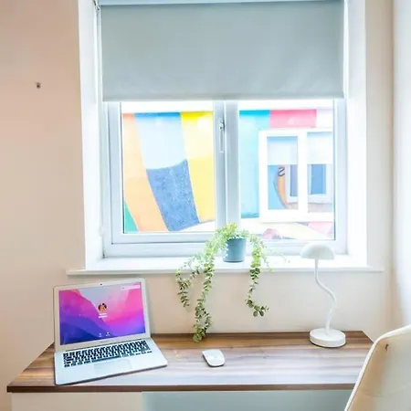 10 Bedroom 8 Bathroom House Sleeps 15 * Bristol