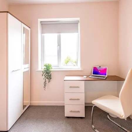 10 Bedroom 8 Bathroom House Sleeps 15 Сasa de vacaciones Bristol