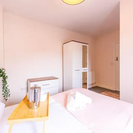度假居 10 Bedroom 8 Bathroom House Sleeps 15 布里斯托