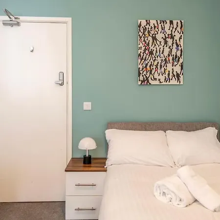 10 Bedroom 8 Bathroom House Sleeps 15 * Bristol