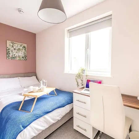 10 Bedroom 8 Bathroom House Sleeps 15 Сasa de vacaciones Bristol