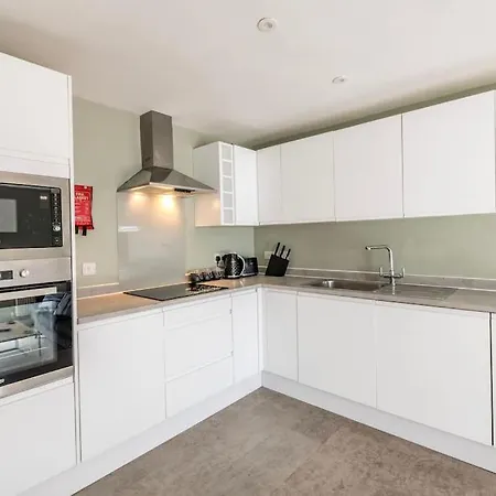 10 Bedroom 8 Bathroom House Sleeps 15 *