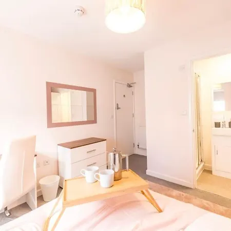 10 Bedroom 8 Bathroom House Sleeps 15 * Бристоль