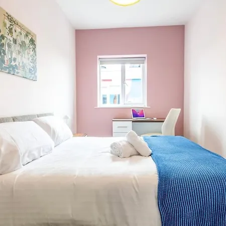 10 Bedroom 8 Bathroom House Sleeps 15 Casa de Férias Bristol