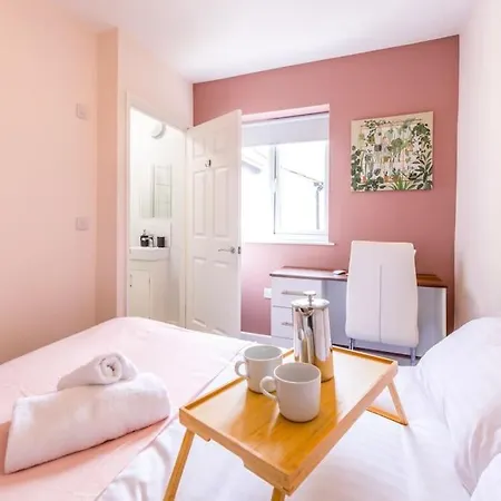 10 Bedroom 8 Bathroom House Sleeps 15 *