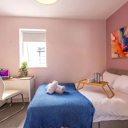 10 Bedroom 8 Bathroom House Sleeps 15 Tatil Evi Bristol