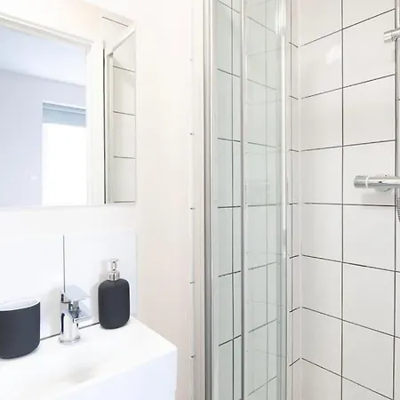 10 Bedroom 8 Bathroom House Sleeps 15 * Bristol